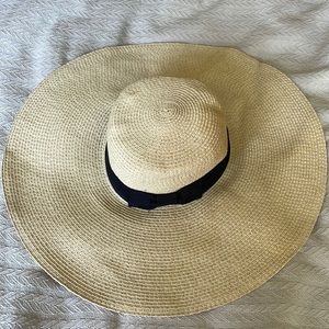 Wide floppy brimmed hat, summer, beachy, resortwear, folds, travels well, summer